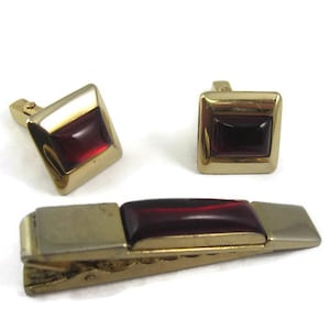 Beautiful Dark Red Art Deco Gold Tone Design Vintage Mens Jewelry Set Tie Bar Cufflinks