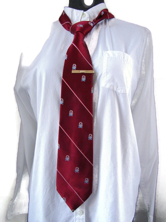 Vintage Red Patterned Tie with Gold Tone Tie Clip - image 5
