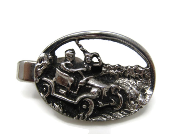 Épingle De Cravate Vintage Avec Voiture Ancienne Et Chauffeur - Argenté - Occasion
