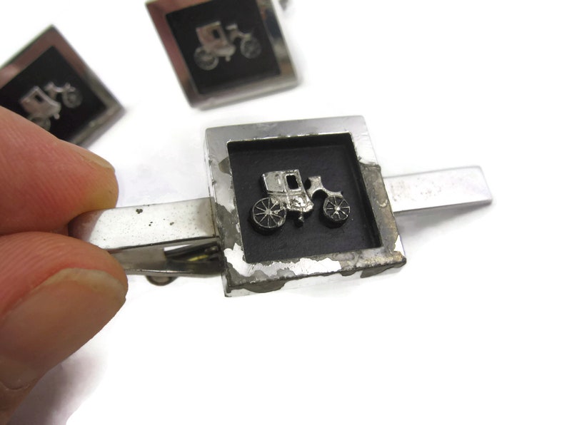 Obvious Metal Wear Nice Vintage Men/'s Jewelry Accessory Set Cufflinks Tie Bar Antique Carriage Automobile Sign