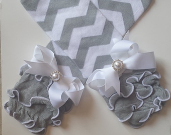 Gray and white chevron cotton ruffled legwarmers with bows, chevron, photo prop,baby girl legwarmers,toddler legwarmers,girls arm warmers