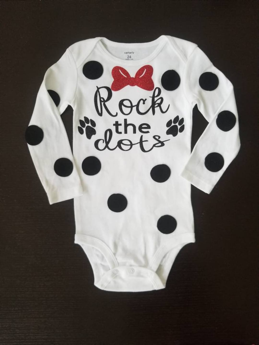 愛らしいドット柄、またはすべて黒のドット柄のタンクトップまたは