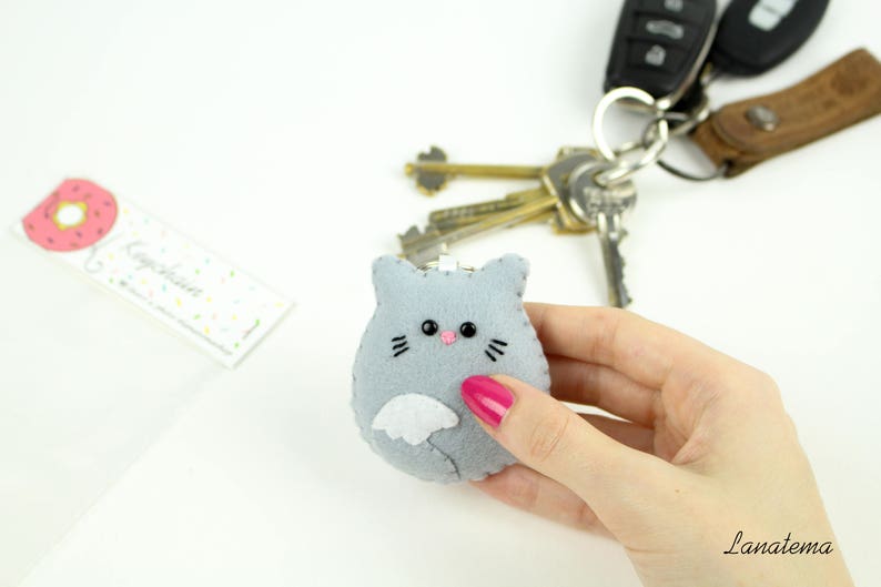 Chat Feltro Keychain. Cadeau gris de chat. Un porte-clés animal. Couture à la main. Cadeau pour son ami. Sac de charme. Nouveau cadeau de maison image 2