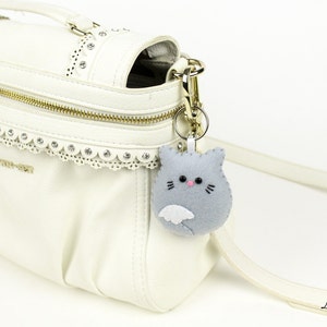 Chat Feltro Keychain. Cadeau gris de chat. Un porte-clés animal. Couture à la main. Cadeau pour son ami. Sac de charme. Nouveau cadeau de maison image 3