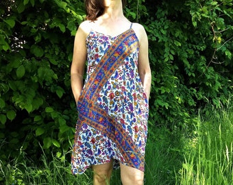 Korte jurk wit met bloemenprint strappy lente zomer in zachte zijden zakken slip, knielengte boho zijdeachtig kleurrijk, eenvoudig strandbruiloft