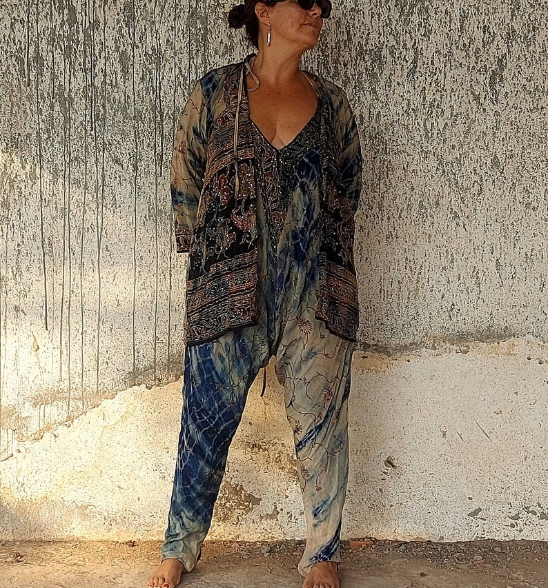 Ensemble saree en soie recyclée et soie recyclée sans effort avec veste, barboteuse de mariage sur la plage, saree unique en son genre pour femme de 38 à 44 ans image 9