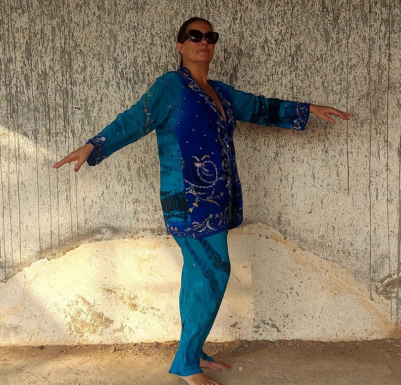 Ensemble combinaison en soie tie-dye sari en soie recyclée sans effort avec veste, barboteuse de mariage sur la plage, saree avec entrejambe bas Pièce unique en son genre pour femme de 38 à 44 ans image 3