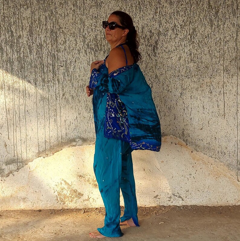 Ensemble combinaison en soie tie-dye sari en soie recyclée sans effort avec veste, barboteuse de mariage sur la plage, saree avec entrejambe bas Pièce unique en son genre pour femme de 38 à 44 ans image 2