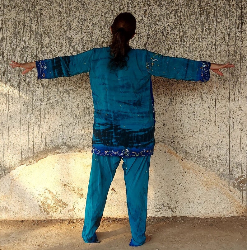 Ensemble combinaison en soie tie-dye sari en soie recyclée sans effort avec veste, barboteuse de mariage sur la plage, saree avec entrejambe bas Pièce unique en son genre pour femme de 38 à 44 ans image 6