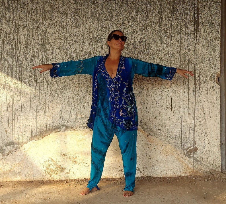 Ensemble combinaison en soie tie-dye sari en soie recyclée sans effort avec veste, barboteuse de mariage sur la plage, saree avec entrejambe bas Pièce unique en son genre pour femme de 38 à 44 ans image 1