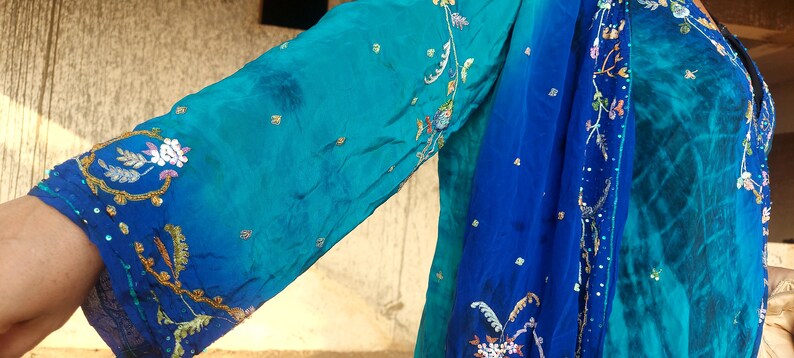 Ensemble combinaison en soie tie-dye sari en soie recyclée sans effort avec veste, barboteuse de mariage sur la plage, saree avec entrejambe bas Pièce unique en son genre pour femme de 38 à 44 ans image 8