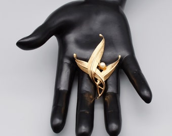 60's Marcel Boucher 2127 gold plate leaves & pearl brooch, striking fluid mid-century reeds pin