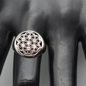 90's 925 silver size 7.5 psychedelic flowers ring, sterling geometric floral shield ring image 1