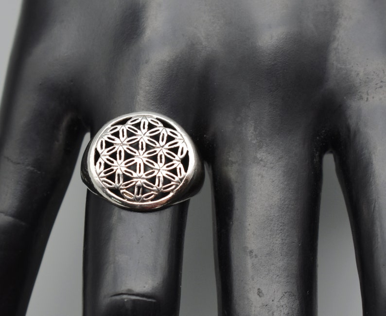 90's 925 silver size 7.5 psychedelic flowers ring, sterling geometric floral shield ring image 1