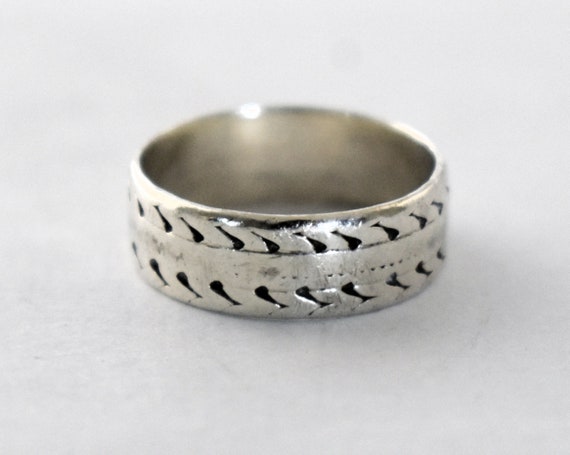70's etched sterling size 6 tribal hippie band, h… - image 2