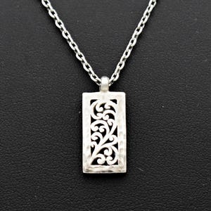 ヴィンテージ ロイス・ヒル スターリングシルバー ペンダント：スクロール模様の925長方形、トグルクラスプ付きベルチャーチェーン