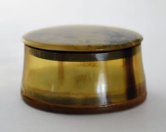 Antique Georgian cow horn lidded snuff box, tall 19th century graduated oval ox horn trinket ring box