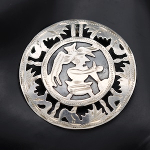 70&#39;s Guatemala 900 silver Quetzalcoatl pin pendant, cut out silver Aztec god of learning round brooch