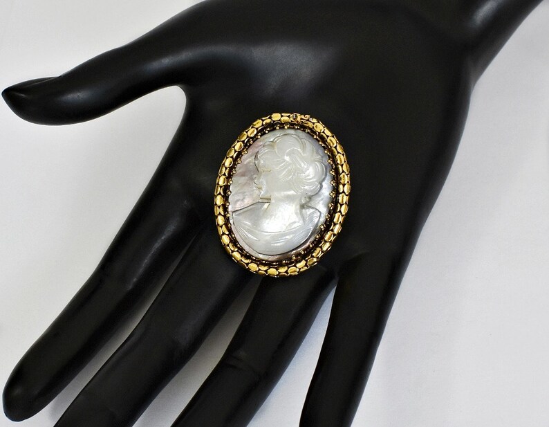 ornate hand carved Mother of Pearl portrait cameo brooch 50/'s Hollywood Regency left facing abalone MOP cameo gold plated metal pendant pin