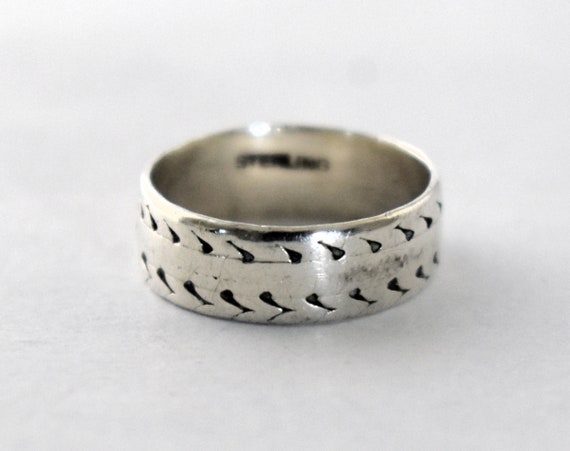 70's etched sterling size 6 tribal hippie band, h… - image 1