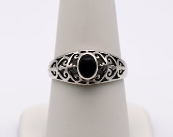 80's SU 925 silver onyx size 7.75 Byzantine ring, black oval cab sterling vines Thailand solitaire