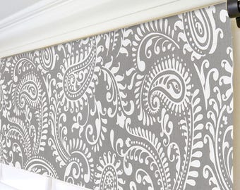Grijs-witte paisley volant | Volant op maat | Volant voor landelijke keuken | Moderne gordijnvolant | Raamdecoratie met tunnelzoom