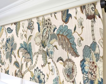 Beige Jacobean raamvalletje. Gordijn met bloemenprint en textuur. Blauwgroene raamdecoratie. Raamvalletje in overgangsstijl. Valletje op maat gemaakt.