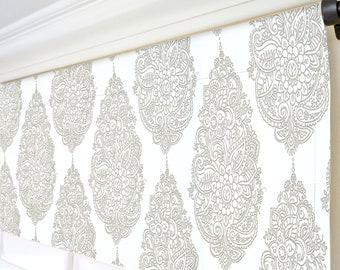 Aangepaste grijze en witte volant. Klassieke designer raamdecoratie. Moderne keukenvolant. Elegante gordijnen op maat. Eigentijdse raamvolant