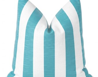 Lichtblauw-wit gestreept accentkussen. Kust woondecoratie. Kussens voor strandhuisjes. Nautische decoratieve kussens. Aquablauwe werpkussens