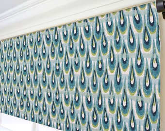 Volant met pauwenveren. Blauwgroene raamvolant. Getextureerde gordijnen. Elegante raambekleding. Op maat gemaakte raamvolant. Modern gordijn