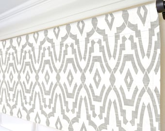 Volant grijs rooster. Trellis-gordijnen. Grijs-witte keukenvolant. Geometrische volant. Minimalistische woondecoratie. Moderne raambekleding