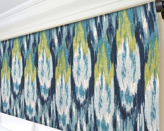 Cenefa ikat. Cenefa verde kiwi. Cortinas azul oscuro. Cortinas a medida. Cortinas de diseño de lujo.