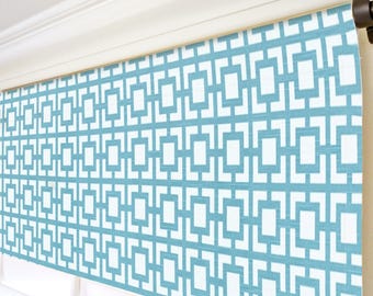 Moderne geometrische volant. Aquawitte raamdecoratie. Moderne gordijnen. Blauwwitte decoratieve badkamer volant. Op maat gemaakte keukenvalletjes