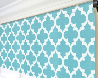 Aqua valletjes. Blauwwitte volant. Marokkaanse designgordijnen. Eigentijdse decoratieve raamdecoratie. Keuken valletjes. Volant op maat.