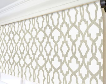 Warme grijze en witte volant. Taupe volant. Trellis-gordijnen. Neutrale raambekleding. Moderne woonkamergordijnen. Overgangsvolant