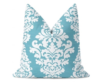 Aquablauwe sierkussens. Kustblauwe accentkussens. Lichtblauwe damastkussens. Formele woonkamerkussens. Kustblauwe decoratieve kussens