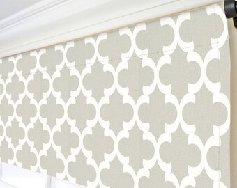 Grijs-witte Marokkaanse designvolant. Geometrische raamvalance. Traliegordijnen. Neutrale kleur keuken volant. Elegante designergordijnen