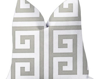 Griekse sleutel kussenslopen. Geometrische grijze kussens. Moderne kussens. Eigentijdse accentkussens. Luxe decoratieve kussens. Grijze kussens