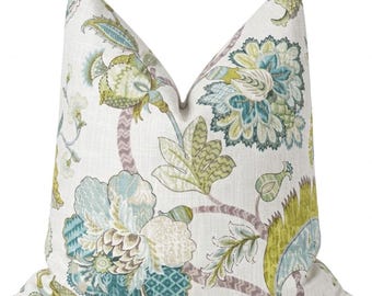 Decoratieve kussenslopen in koele kleuren. Jacobijnse accentkussens. Bloemenkussens in pauwkleur. Kaufmann sierkussens. Designer werpkussens