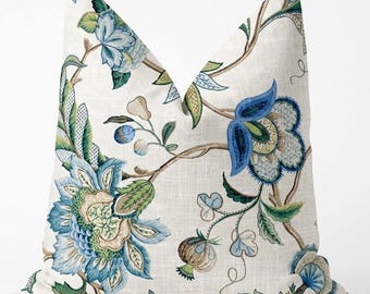 Koningsblauwe bloemenkussenhoezen. Jacobijnse decoratieve kussens.  Blauwbeige accentkussens. Kaufmann sierkussens. Op maat gemaakte werpkussens