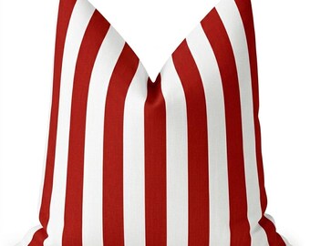 Rood-witte kussensloop. Decoratie voor als vakantiehuis. Rood damast sierkussen. Kussen met rood accent. Elegant decoratief kussen. Geometrische rode kussens