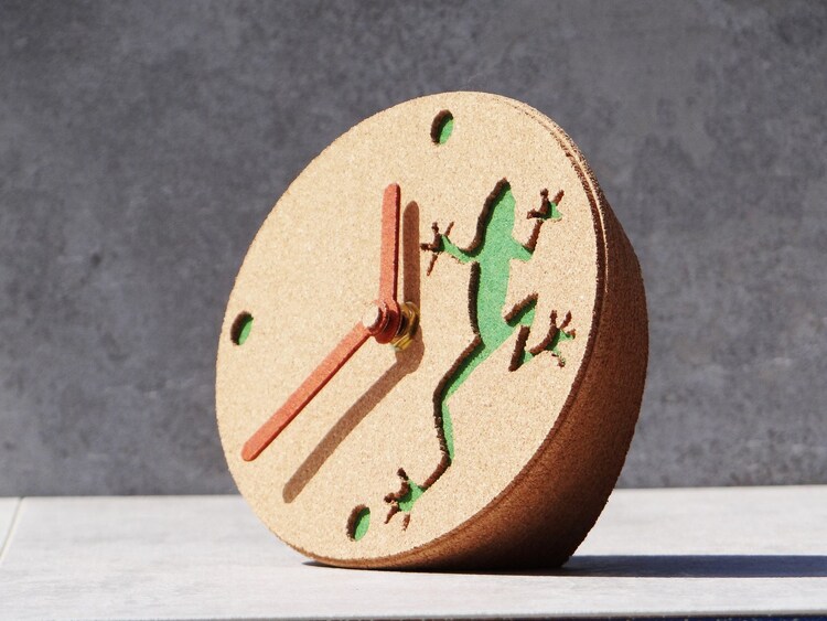 Orologio da scrivania, orologio da tavolo design in sughero, orologio rana verde per scrivania, orologio unico per regalo, orologio da ufficio moderno, regalo per lui, orologio verde
