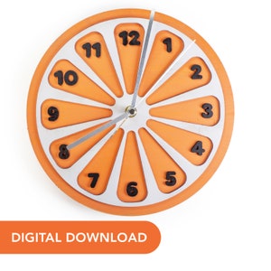 Puede incluir: Un reloj de pared redondo diseñado para parecerse a una rodaja de naranja. El reloj presenta un fondo naranja claro con segmentos blancos, números negros y manecillas plateadas. Las palabras "DESCARGA DIGITAL" están en la parte inferior.