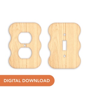 Op de afbeelding: Twee houten lichtschakelaar covers met een golvend randontwerp. Eén cover heeft twee stopcontactgaten, de andere heeft een enkele schakelaaropening. De covers zijn gemaakt van lichtgekleurd hout met een zichtbare nerf. De zin "DIGITALE DOWNLOAD" is gedrukt op een oranje rechthoek.