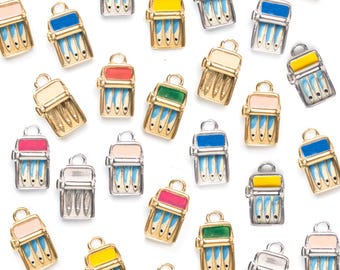 Dije de pez en miniatura con forma de lata de sardinas