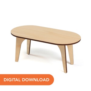 Puede incluir: Una mesa de madera en miniatura con una parte superior ovalada y cuatro patas anguladas. La mesa está hecha de madera de color claro y está diseñada para una casa de muñecas o un proyecto de manualidades. El texto "DESCARGA DIGITAL" está en un rectángulo naranja.