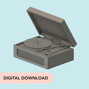 Könnte beinhalten: Ein grauer Plattenspieler im Vintage-Stil mit geöffnetem Deckel, der den Plattenteller und den Arm zeigt. Die Vorderseite hat ein Lautsprechergrill-Design. Der Text "DIGITAL DOWNLOAD" wird auf einem rosa Banner unten angezeigt. Hellblauer Hintergrund.