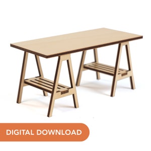 Könnte beinhalten: Ein Miniatur-Holzschreibtisch mit rechteckiger Oberseite und A-förmigen Beinen. Der Schreibtisch hat ein Regal zwischen den Beinen zur Aufbewahrung. Der Schreibtisch ist aus hellfarbenem Holz gefertigt und für ein Puppenhaus oder Bastelprojekt konzipiert. Der Text "DIGITAL DOWNLOAD" befindet sich in einem orangefarbenen Rechteck.