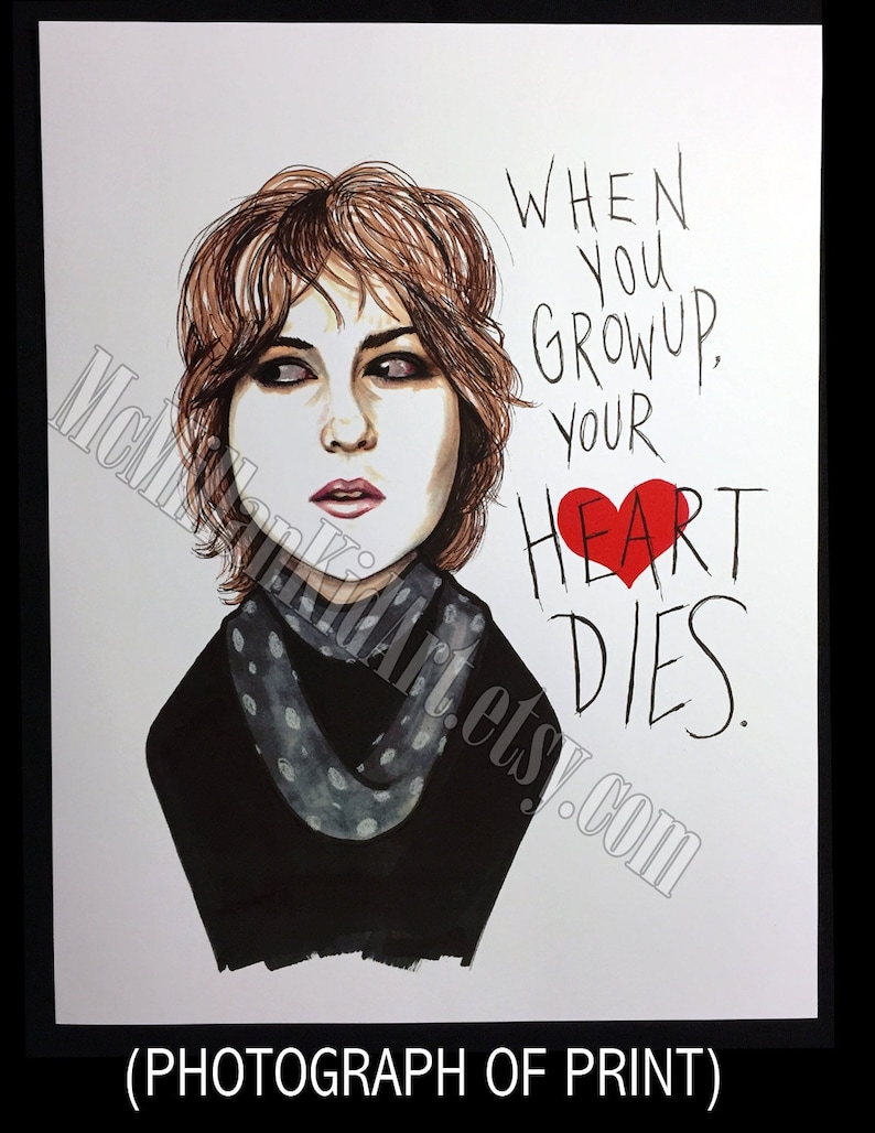 Peut inclure: Une illustration en noir et blanc d'une femme aux cheveux courts bruns. La femme porte une chemise noire avec une &eacute;charpe &agrave; pois blancs. Le texte "WHEN YOU GROW UP, YOUR HEART DIES." est &eacute;crit &agrave; l'encre noire avec un c&oelig;ur rouge.
