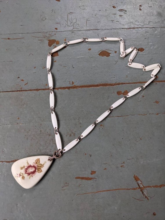 Vintage cottagecore rose plastic statement neckla… - image 8